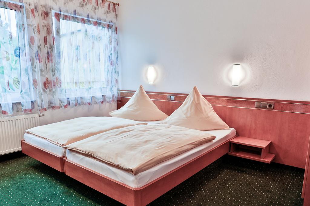 Hotel Zur Eisenbahn Renningen Bagian luar foto