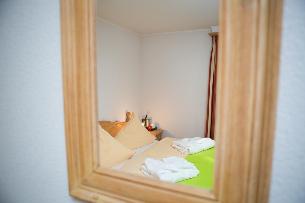 Hotel Zur Eisenbahn Renningen Bagian luar foto