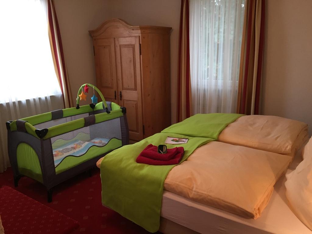 Hotel Zur Eisenbahn Renningen Bagian luar foto