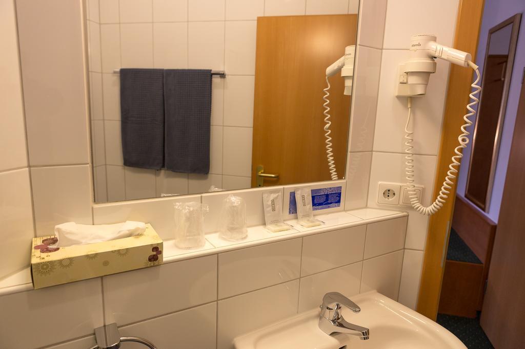 Hotel Zur Eisenbahn Renningen Bagian luar foto