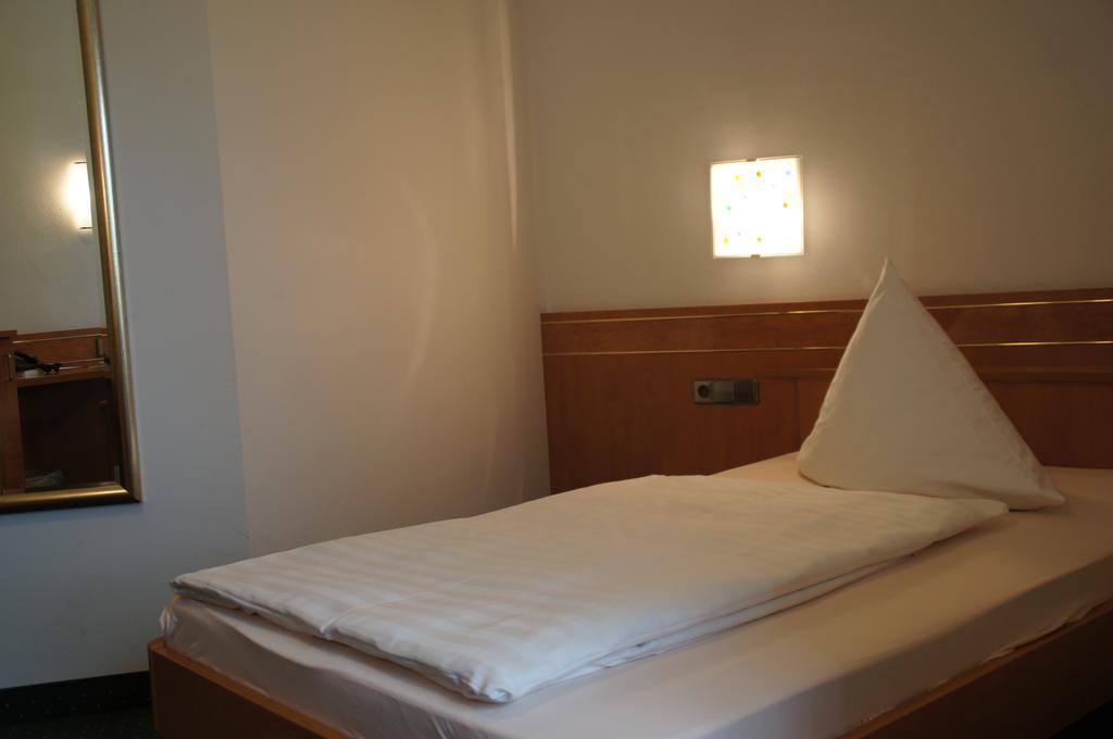 Hotel Zur Eisenbahn Renningen Bagian luar foto
