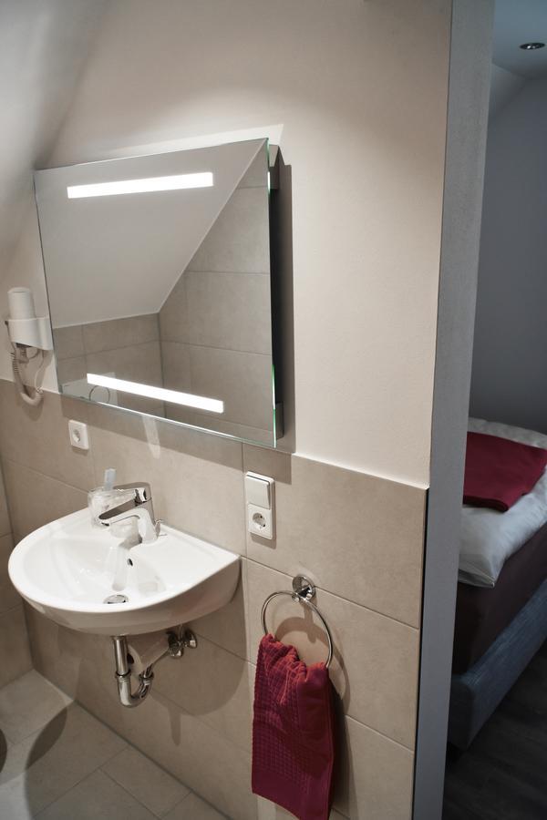 Hotel Zur Eisenbahn Renningen Bagian luar foto