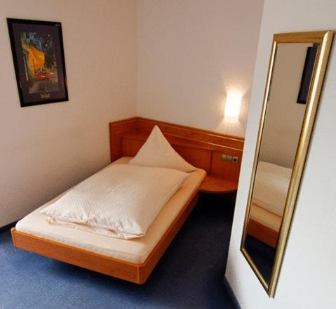 Hotel Zur Eisenbahn Renningen Bagian luar foto